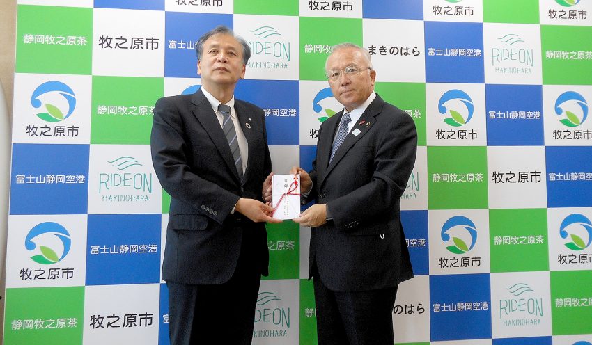 贈呈式に参加した奥山敬二常務理事（左）と牧之原市の杉本基久雄市長（11月24日、牧之原市役所、しずおか焼津信金提供）